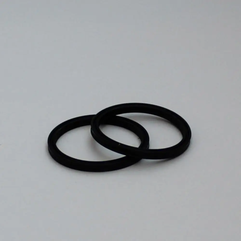 Zwei schwarze O-Ringe auf grauem Hintergrund. Geeignet für verschiedene Anwendungen. Ideal Standard bietet diese Produkte für Dichtungen und Abdichtungen an.